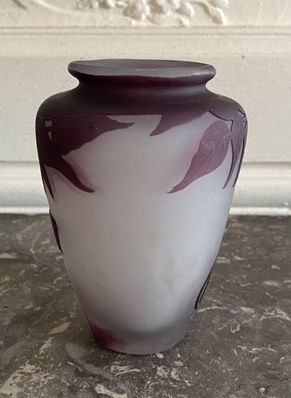 null ETABLISSEMENT GALLE Vase de forme oblong en verre gravé prune dégagé à l'acide...