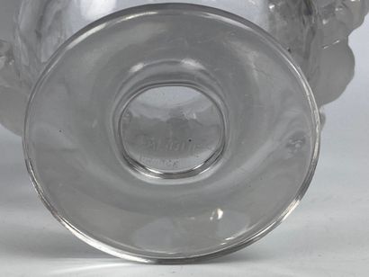 null LALIQUE FRANCE Vase with sparrows out of pressed cut crystal. H : 12,5 cm (chip...