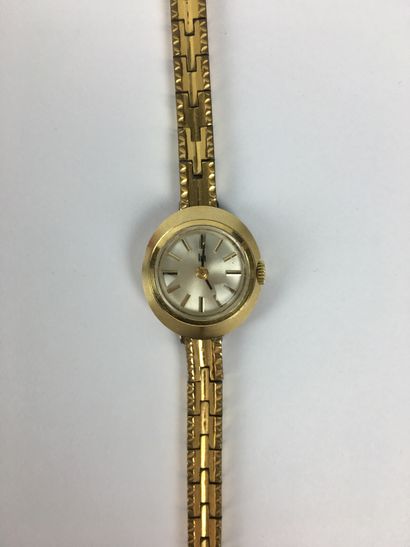  LIP Round ladies' watch, yellow gold case, gold metal bracelet Diameter: 16 mm Gross...
