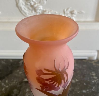 null ETABLISSEMENT GALLE Vase en verre gravé dégagé à l'acide de fleurs et feuillages...