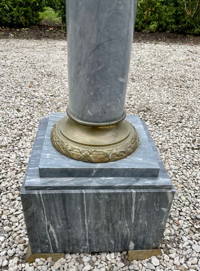 null SELETTE in grey veined marble with an ionic chasper in gilt bronze. Marble top....