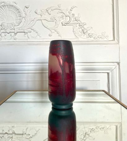 null DE VEZ (Camille TRUTIE DE VARREUX (1872-1942) Vase en verre gravé dégagé à l'acide...