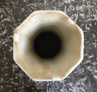 null CHINE Vase balustre en porcelaine céladon à décor côtelé. XXe siècle H : 37,5...