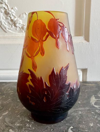 null ETABLISSEMENT GALLE Vase de forme navette en verre gravé dégagé à l'acide de...