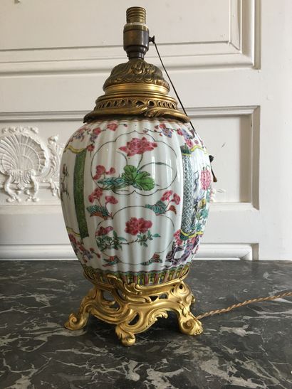 null CHINE Vase en porcelaine à godrons décoré en émaux de la famille rose d'un martin-pêcheur...