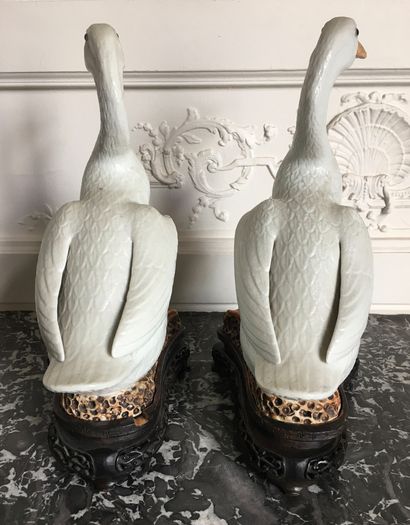 null CHINA Couple of geese in porcelain the body left in white, the legs and the...