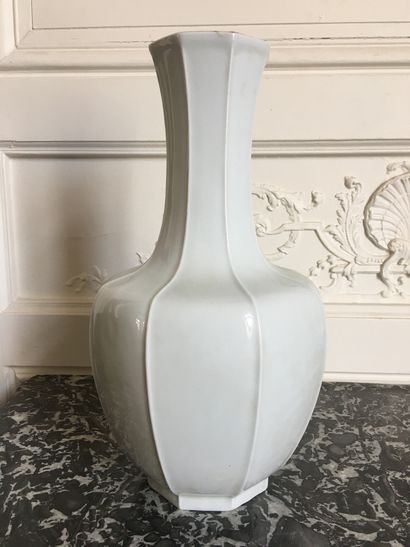 null CHINE Vase balustre en porcelaine céladon à décor côtelé. XXe siècle H : 37,5...