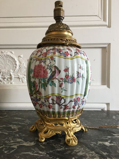 CHINE Vase en porcelaine à godrons décoré...