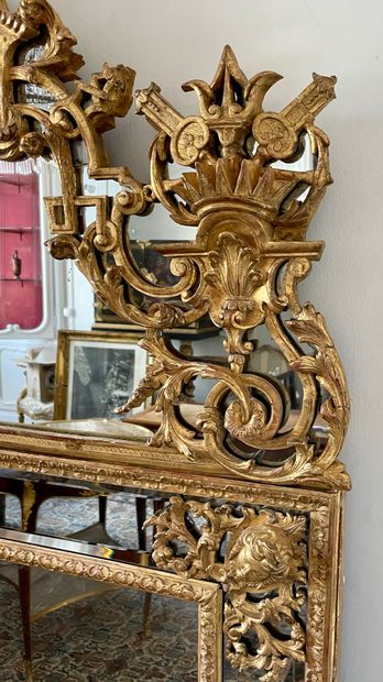 null LARGE MIRROR with pediment and parecloses in gilded wood, molded and carved...