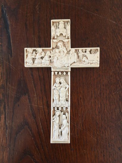null CROIX en ivoire sculpté représentant les scènes de la Vie de la Vierge. Au centre,...