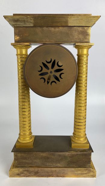  PENDULE PORTIQUE en bronze doré à deux colonnes ornées de chapiteaux ioniques à...