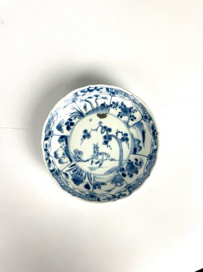 null CHINE Suite de onze soucoupes en porcelaine à décor en blanc et bleu de l'épave...