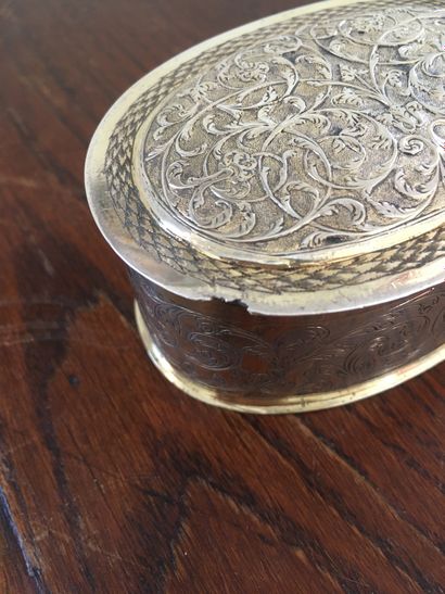 null AUGSBOURG Jolie boîte en argent vermeillé de forme ovale à décor ciselé et gravé...