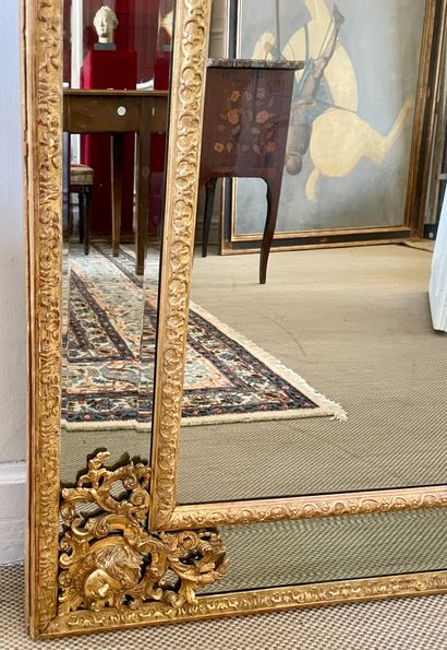 null LARGE MIRROR with pediment and parecloses in gilded wood, molded and carved...