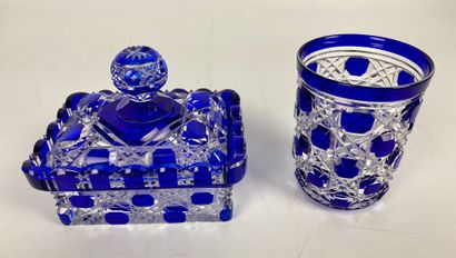 null BACCARAT Necessaire de toilette en cristal taillé bleu comprenant : - 1 flacon...