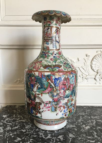 null CHINA Large baluster vase in porcelain of canton decorated with scenes of fights...