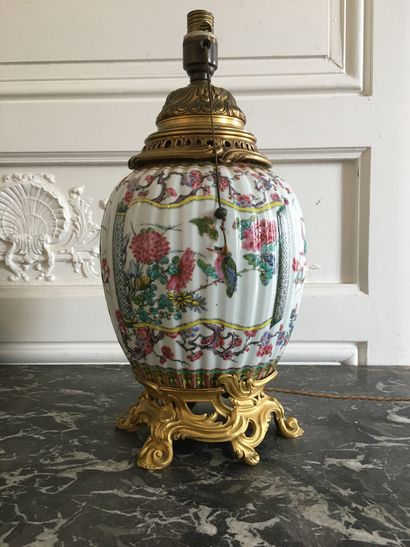 null CHINE Vase en porcelaine à godrons décoré en émaux de la famille rose d'un martin-pêcheur...