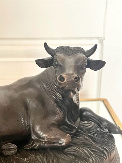 null Jules MOIGNIEZ (1835-1894) Vache couchée Bronze à patine brune signé sur la...