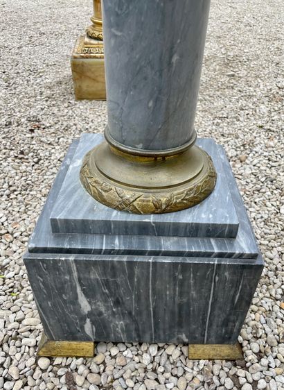  SELETTE en marbre gris veiné à châpiteau ionique en bronze doré. Dessus de marbre....