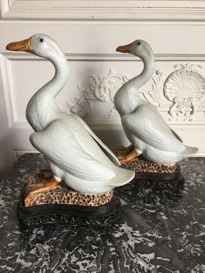 null CHINA Couple of geese in porcelain the body left in white, the legs and the...