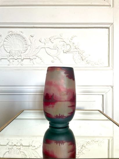 null DE VEZ (Camille TRUTIE DE VARREUX (1872-1942) Vase en verre gravé dégagé à l'acide...