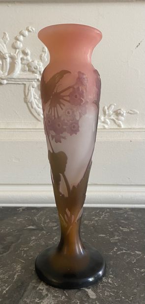 null ETABLISSEMENT GALLE Vase en verre gravé dégagé à l'acide de fleurs et feuillages...