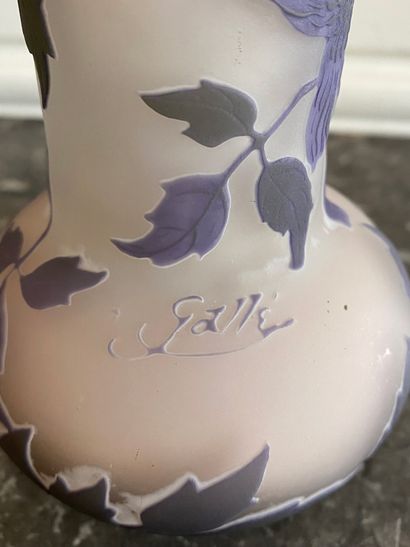 null ETABLISSEMENT GALLE Vase de forme pansue à long col en verre gravé violine dégagé...