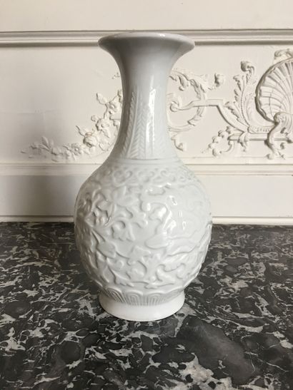 null CHINE Vase de forme balustre en porcelaine blanche à décor en léger relief de...