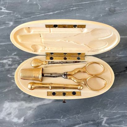 null NECESSAIRE A COUTURE in yellow gold in its ivory case. Gross weight : 20 g....