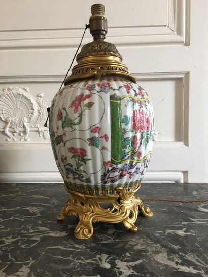 null CHINE Vase en porcelaine à godrons décoré en émaux de la famille rose d'un martin-pêcheur...