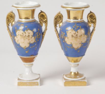  PORCELAINE DE PARIS, paire de vases sur piédouche, anses en épaulement à décors...