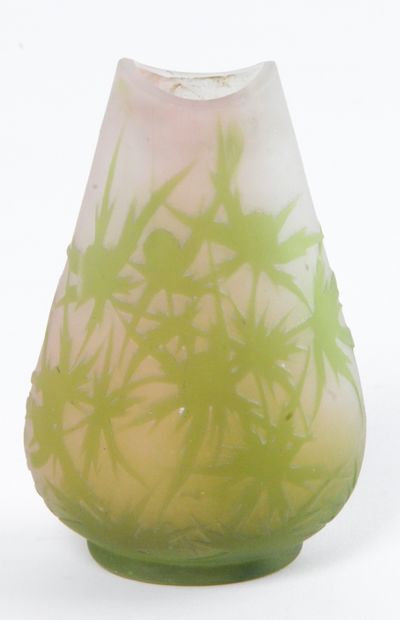 null PETIT VASE en verre doublé dégagé à l’acide à décors de feuillages verts sur...