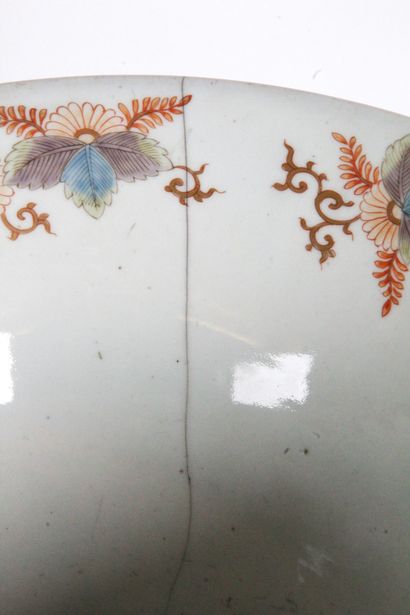 null JAPON, PÉRIODE MEIJI (1868-1912) Grand vase corné en porcelaine et émaux polychromes...