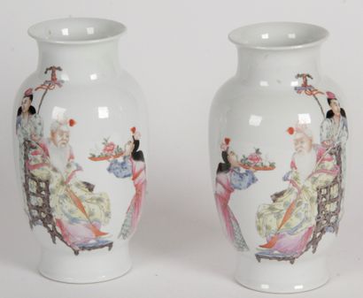  Chine, période Hongxian (1915-1916) Paire de vase en porcelaine de style famille...