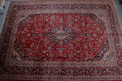 null IMPORTANT TAPIS KACHAN ROYAL (Iran, vers 1980), a champ rouge rubis à décor...