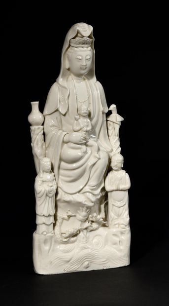  CHINE, FIN XIXe SIECLE Sujet en biscuit blanc-de-Chine, représentant la déesse Guanyin,...