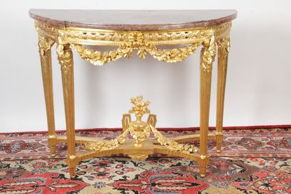 null CONSOLE HALF-LUNE in gilded wood, molded, carved and openwork decorated with...