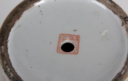  Chine, milieu XXe siècle. Vase en porcelaine et émaux polychromes à décor de quatre...