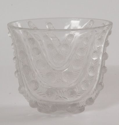 LALIQUE, Vase Vichy en verre blanc moulé...