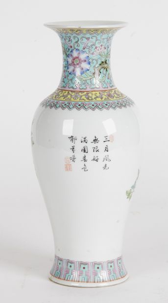 null CHINE, XXE SIÈCLE Vase balustre en porcelaine et émaux polychromes dans le style...