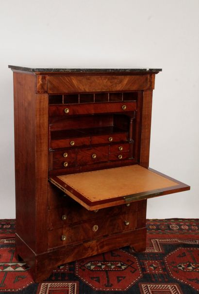 null SECRETARY in mahogany and mahogany veneer. It opens in the upper part by a drawer,...