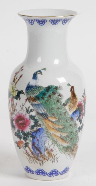  CHINA, END OF THE 20th CENTURY Small porcelain and polychrome enamel vase, decorated...
