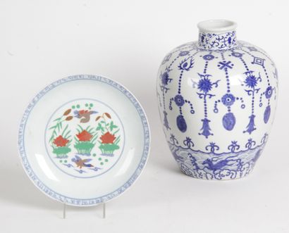 Chine, XXe siècle Lot de deux porcelaines...