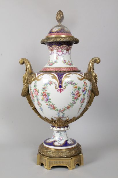  « AU VASE ÉTRUSQUE » Grand vase couvert sur piédouche, en porcelaine à décor polychrome...
