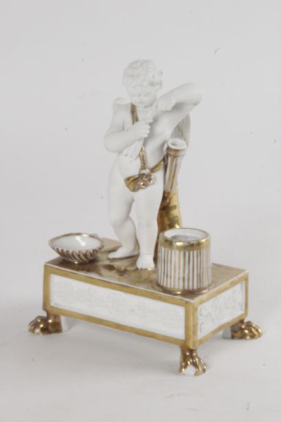 null PORCELAIN OF PARIS : Inkwell representing Cupid in white and gilded porcelain...