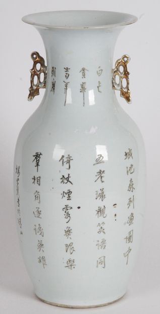  Chine, fin XIXe- début XXe siècle. Vase balustre en porcelaine et émaux de style...