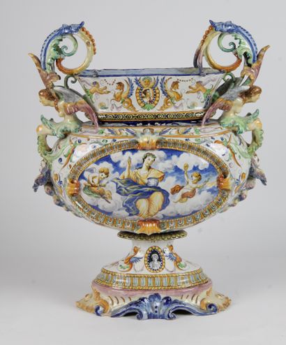 null GRAND VASE en faïence émaillée polychrome dans le goût des majoliques italiennes...