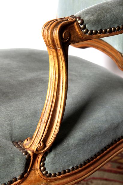 null PAIRE DE FAUTEUILS de style Louis XV, en bois naturel, à dossiers plats légèrement...