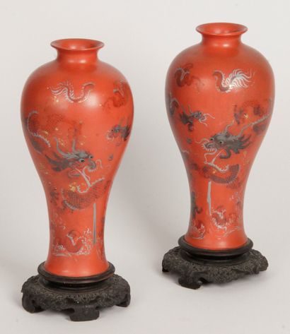 null Vietnam, début du XXe siècle. Paire de vase en laque rouge à décor polychrome...