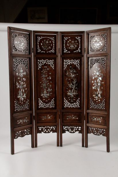  CHINA EARLY 20th CENTURY : Small four-leaf screen in carved and openworked wood...